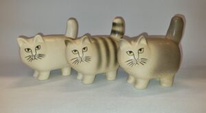 Katten Moa Midi x 3 = vit, grå samt vit/grå randig