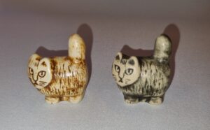 Katt stående, en brun & en blå – Mini Zoo